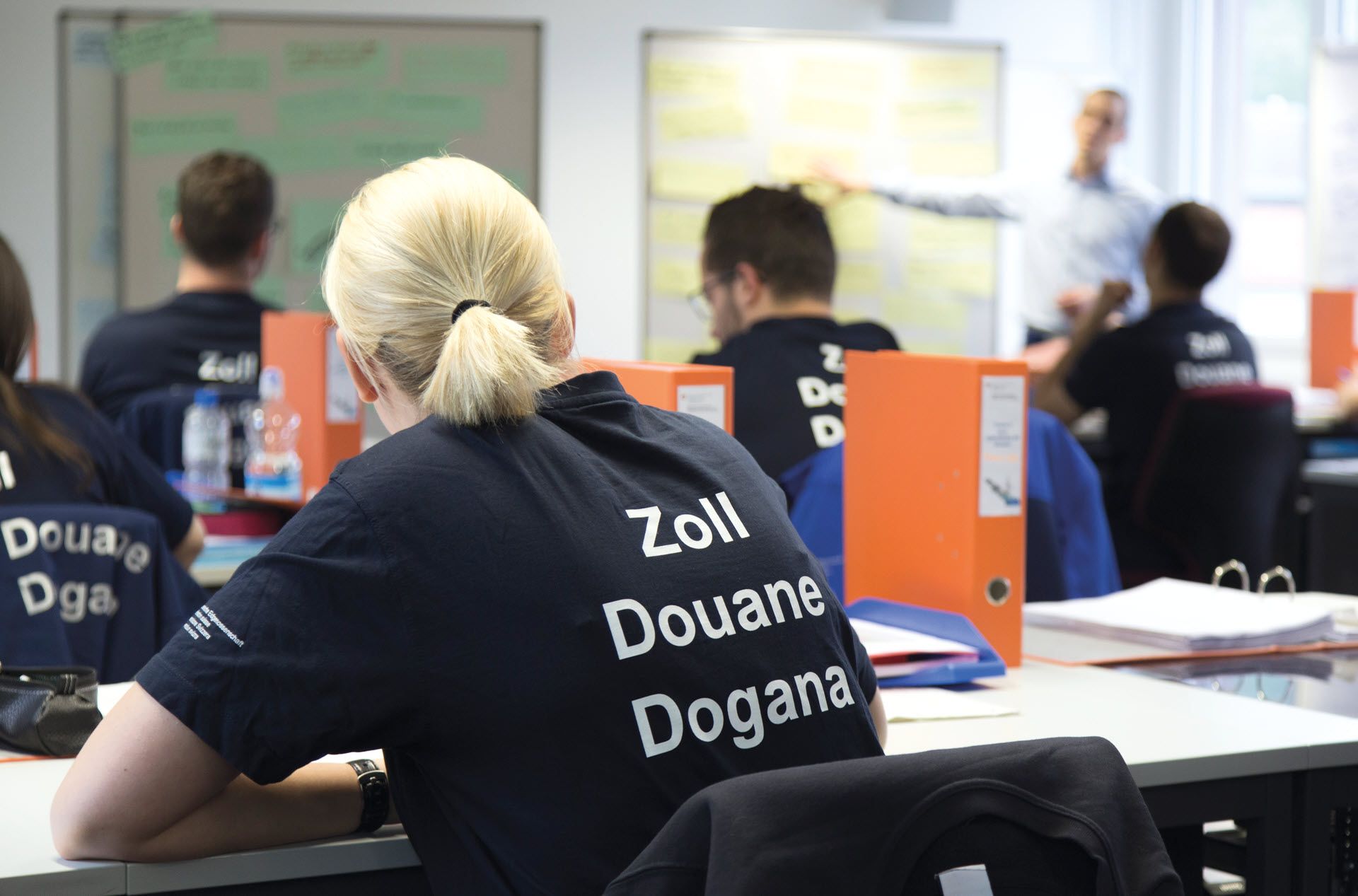 Agents des douanes en cours sur le campus  