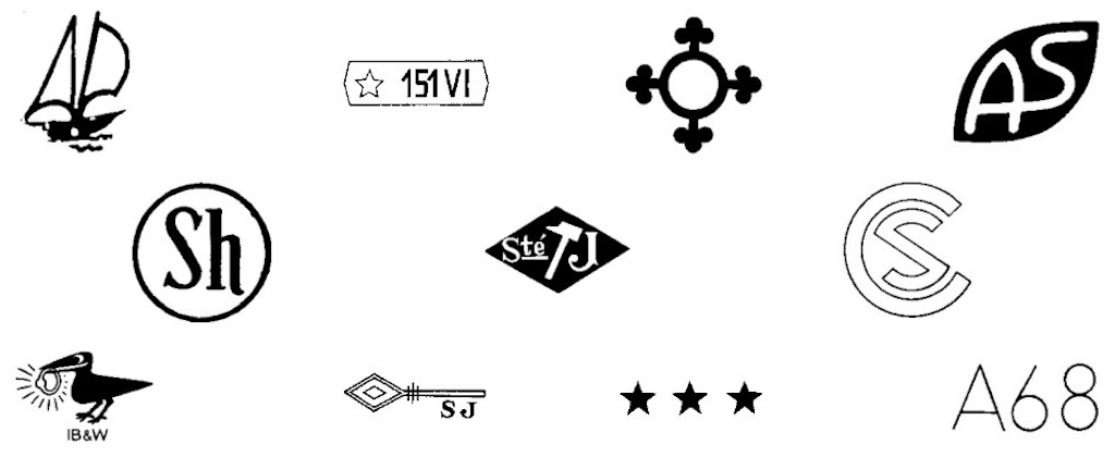 L’image montre divers exemples graphiques et textuels de marques de responsabilité utilisées pour identifier les travaux en métaux précieux. Elles se composent de symboles, d’initiales et de numéros.