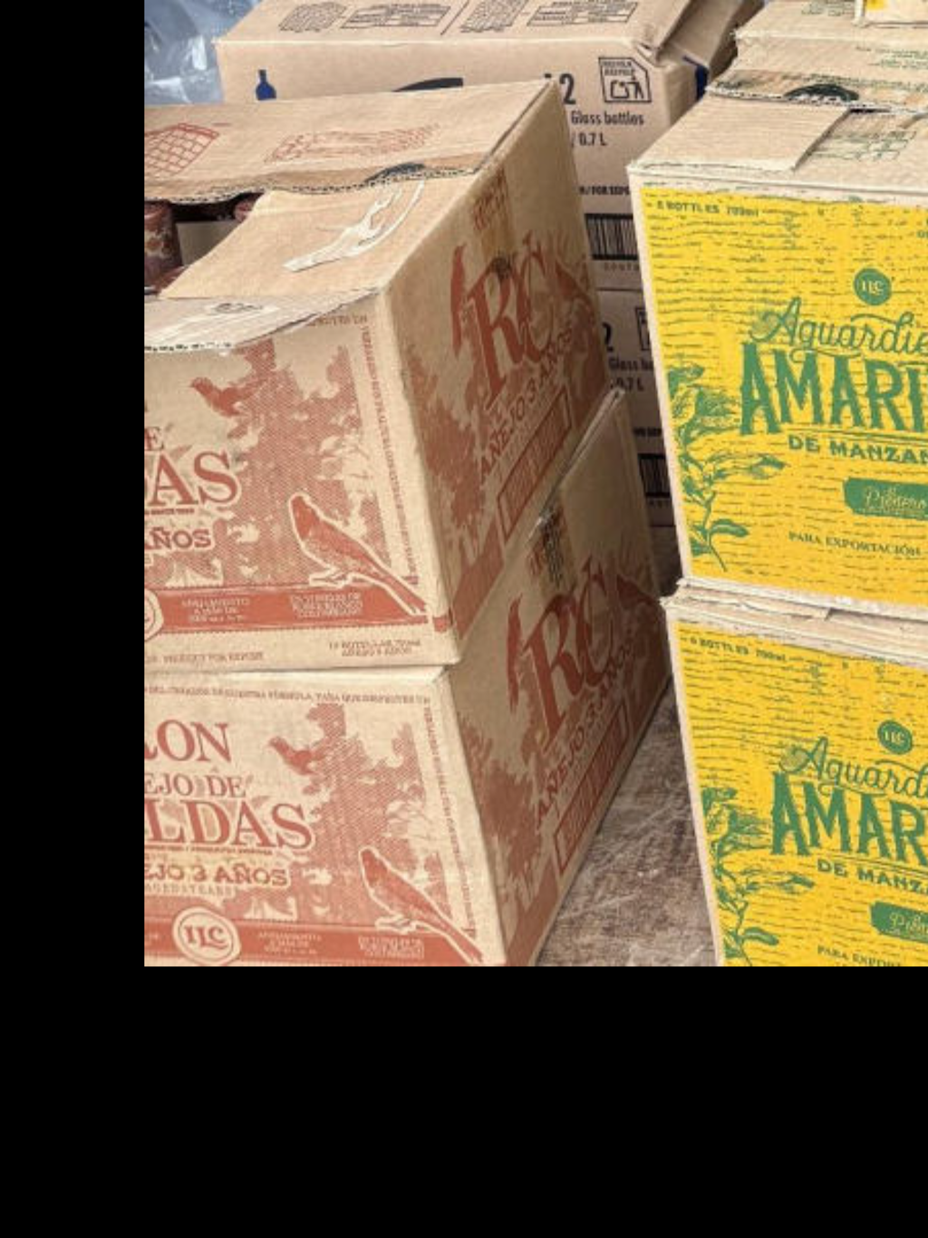 Cartons de boissons alcoolisées découverts lors d'un contrôle douanier. Les cartons portent diverses marques et types.