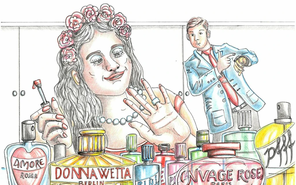 Une femme se tient devant de nombreux flacons de parfum et se vernit les ongles. A l’arrière-plan, un homme regarde sa montre avec impatience.