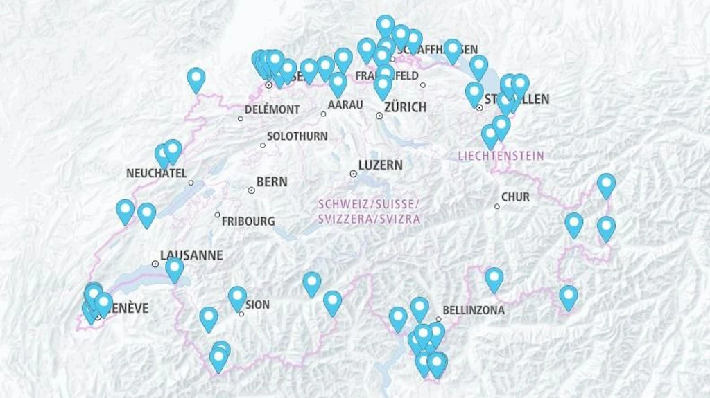 La carte montre la Suisse avec de nombreux emplacements marqués indiquant différentes agences à travers le pays. Les marqueurs sont répartis de Genève à Saint-Gall et de Bâle à Bellinzone. La carte sert à donner un aperçu de la répartition des agences.  