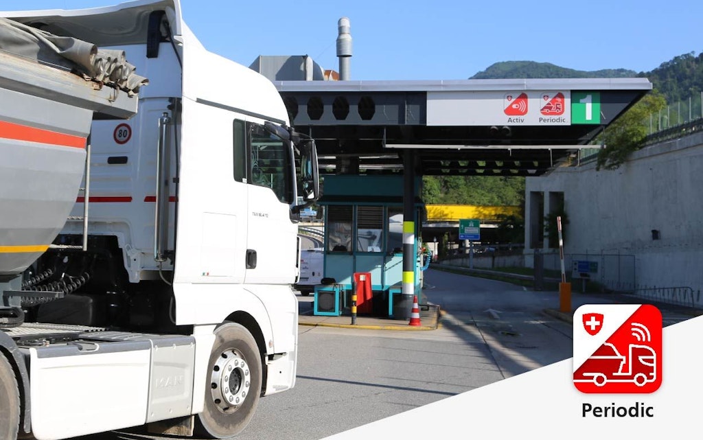 Un camion passe par un poste de controle douanier avec des voies signalees. Des indications pour Activ et Periodic sont visibles au-dessus de la voie, le logo Periodic apparait en bas a droite.