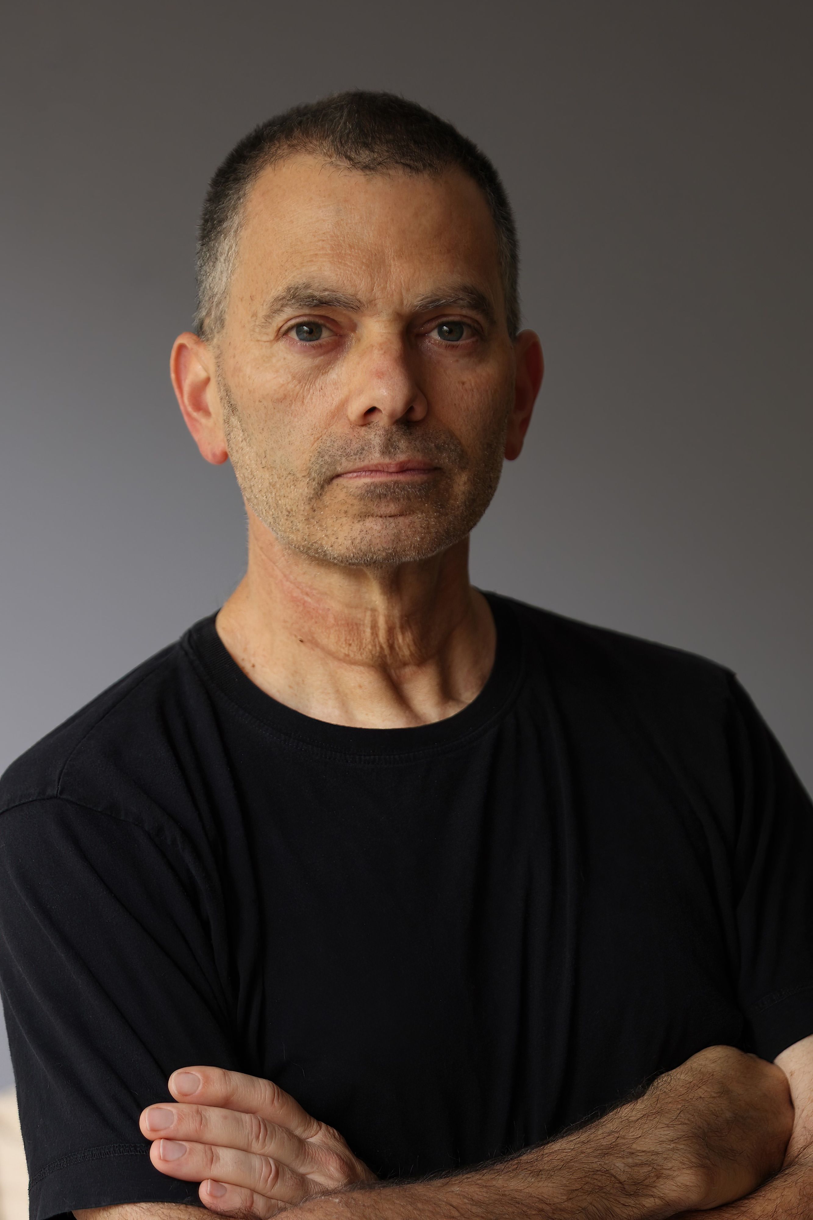 Darrin Zammit Lupi est un photojournaliste réputé, connu pour ses images sensibles et puissantes. Ses œuvres documentent souvent les injustices sociales et les crises humanitaires dans le monde entier.