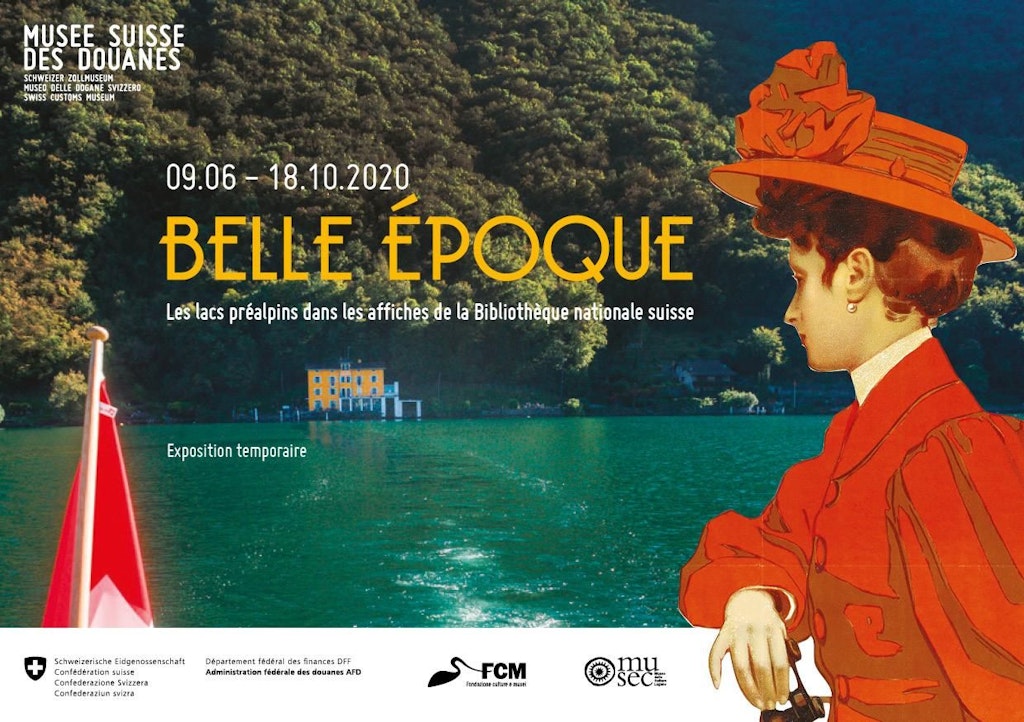 Affiche de l'exposition spéciale "Belle Époque" au Musée des douanes suisse . Une femme en tenue historique regarde un lac avec un bâtiment en arrière-plan.