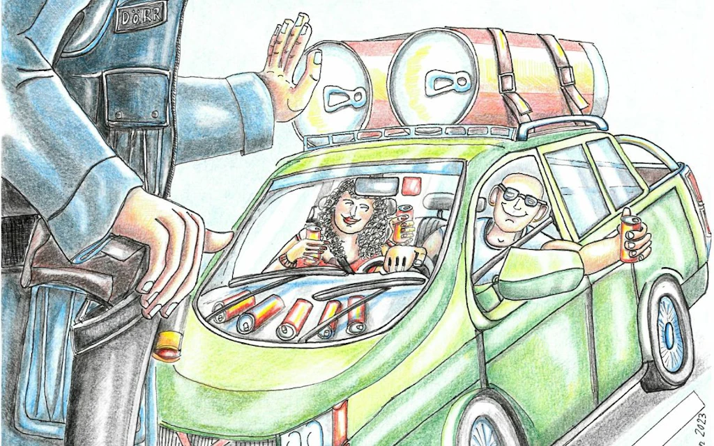 Dessin d’un collaborateur de l’OFDF qui arrête une voiture transportant de grandes canettes de boissons énergétiques sur le toit et de nombreuses canettes à l’intérieur. Les deux occupants tiennent des canettes de boisson ouvertes à la main.