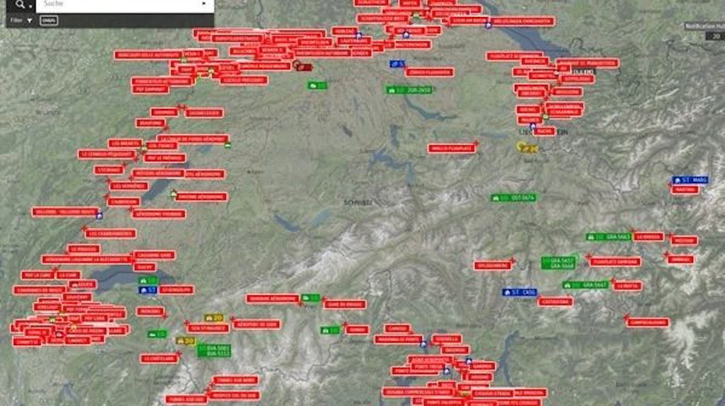 Extrait de carte de la Suisse orientale avec de nombreux points de con-trole douaniers marques en rouge, de la region des Grisons a Saint-Gall et au Liechtenstein jusqu au lac de Constance. Les marqueurs illustrent la densite de l infrastructure douaniere dans cette region.  