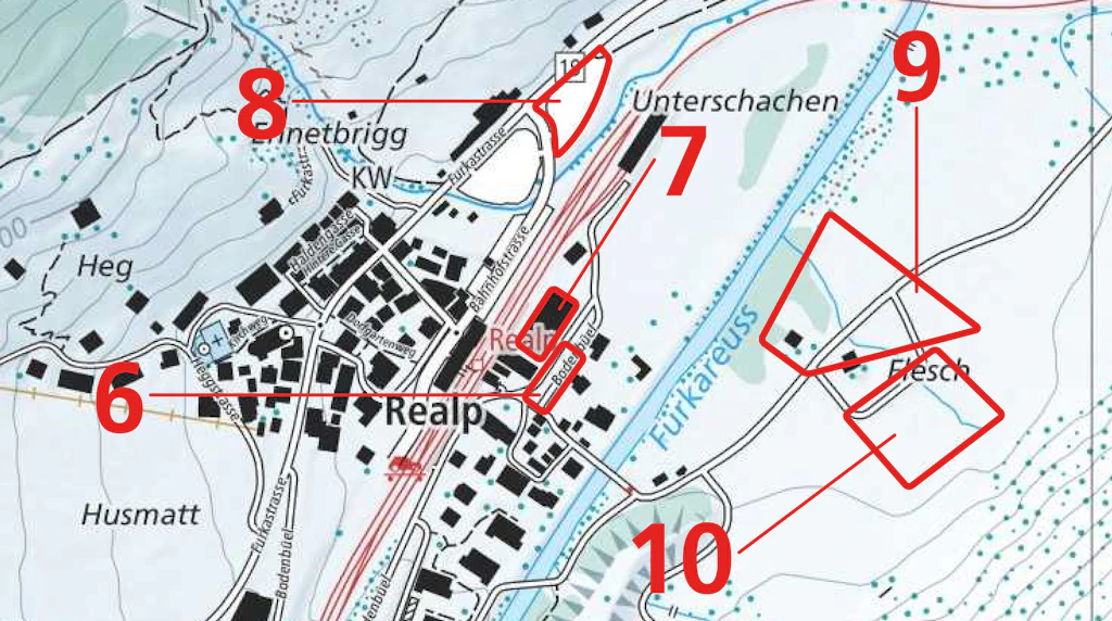 Carte du village de Realp avec des zones marquées et des repères numerotés. On distingue la ligne de chemin de fer, les routes, les bâtiments et la rivière Furkareuss.