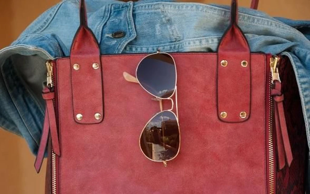 Sac et lunettes de soleil comme souvenirs de vacances