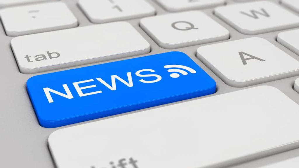 Una tastiera di computer con un tasto blu con la scritta "NEWS" e un simbolo di feed RSS o notizie. Il tasto sostituisce uno tradizionale.
