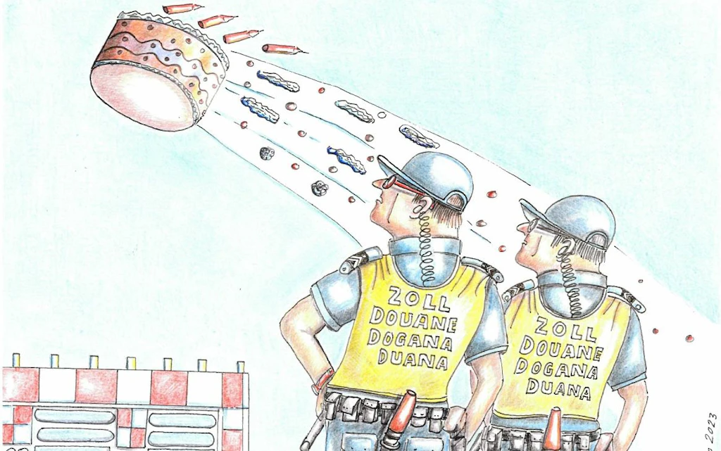 Due collaboratrici o collaboratori dell’UDSC in uniforme osservano una torta volante dalla quale cadono diversi pezzi e candele. La scena è rappresentata come un disegno umoristico.