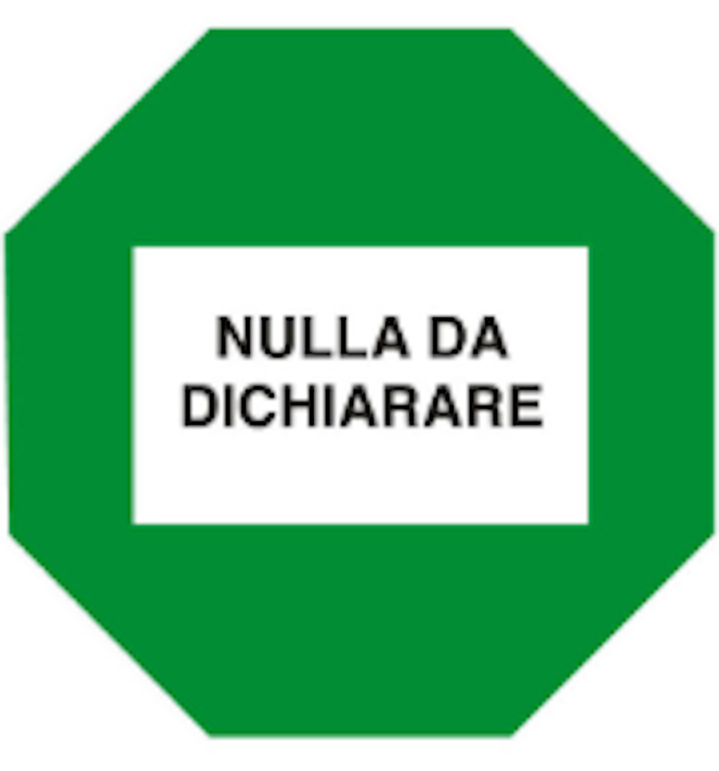 Un cartello ottagonale verde con la scritta "NIENTE DA DICHIARARE" al centro. Indica che non ci sono merci da dichiarare.  