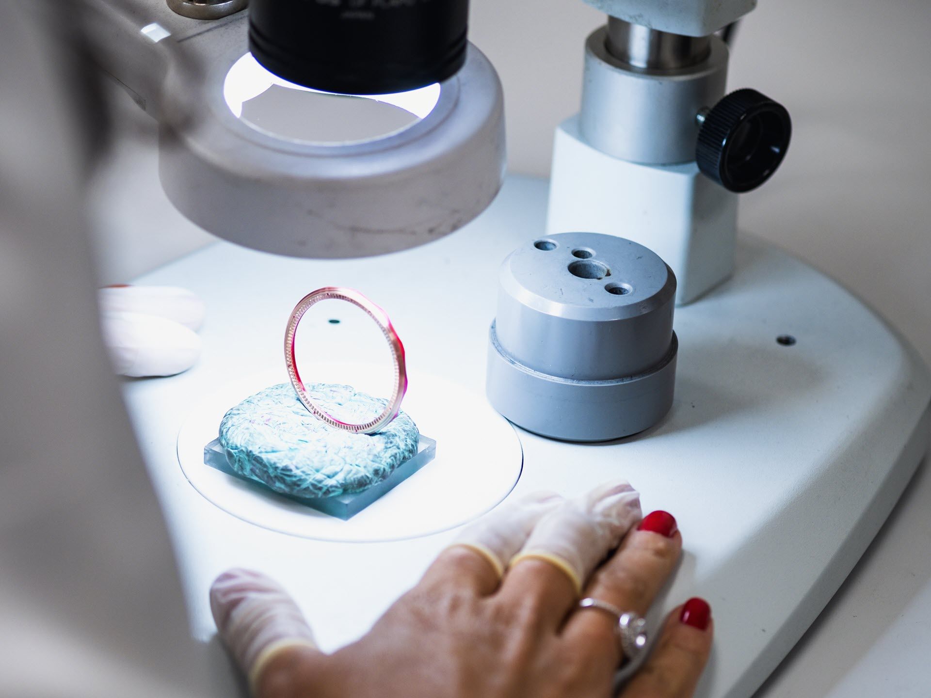 Anello sotto microscopio per controllo metalli preziosi  