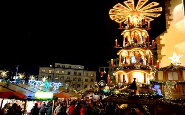 Sfavillio di luci al mercatino natalizio di Basilea (foto Roman Dörr, UDSC)