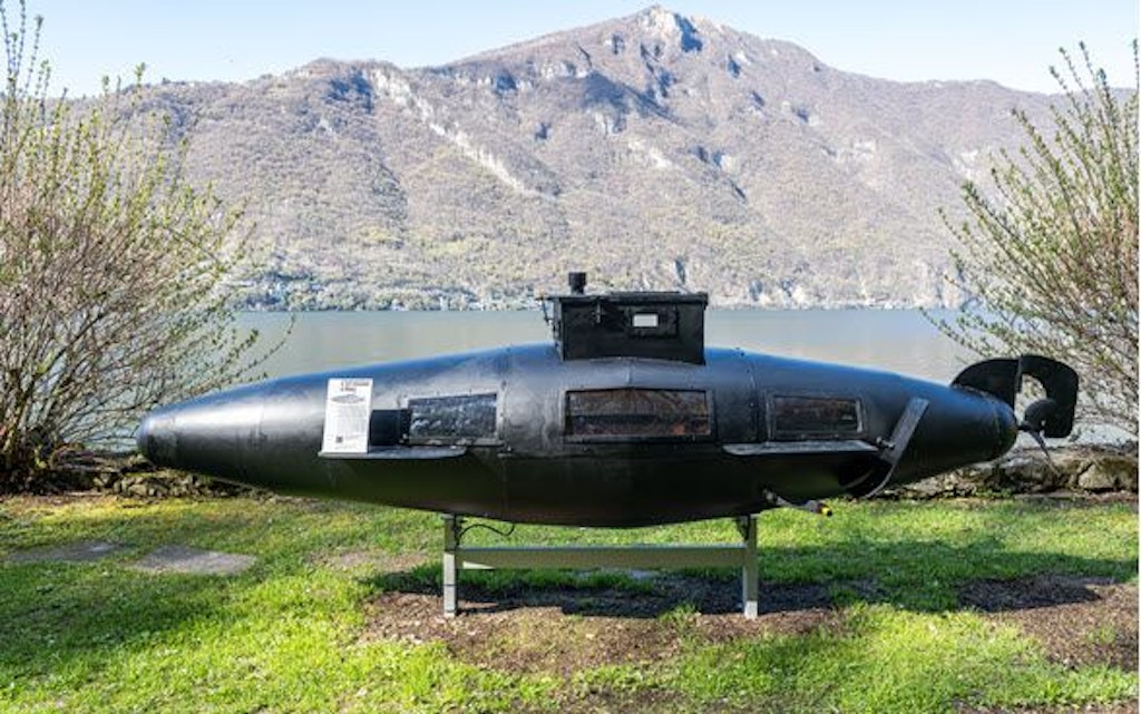 Un sottomarino ricostruito è esposto all'aperto davanti a un paesaggio montano. Fa parte di un'esposizione speciale al museo doganale svizzero.