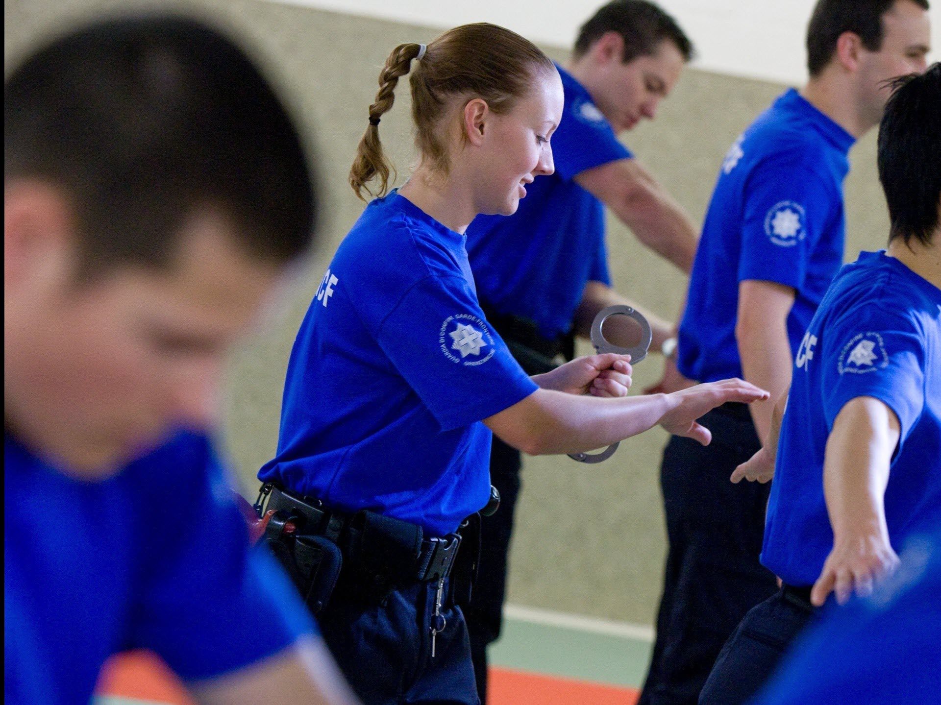 Persone in uniformi blu che praticano l'arresto  