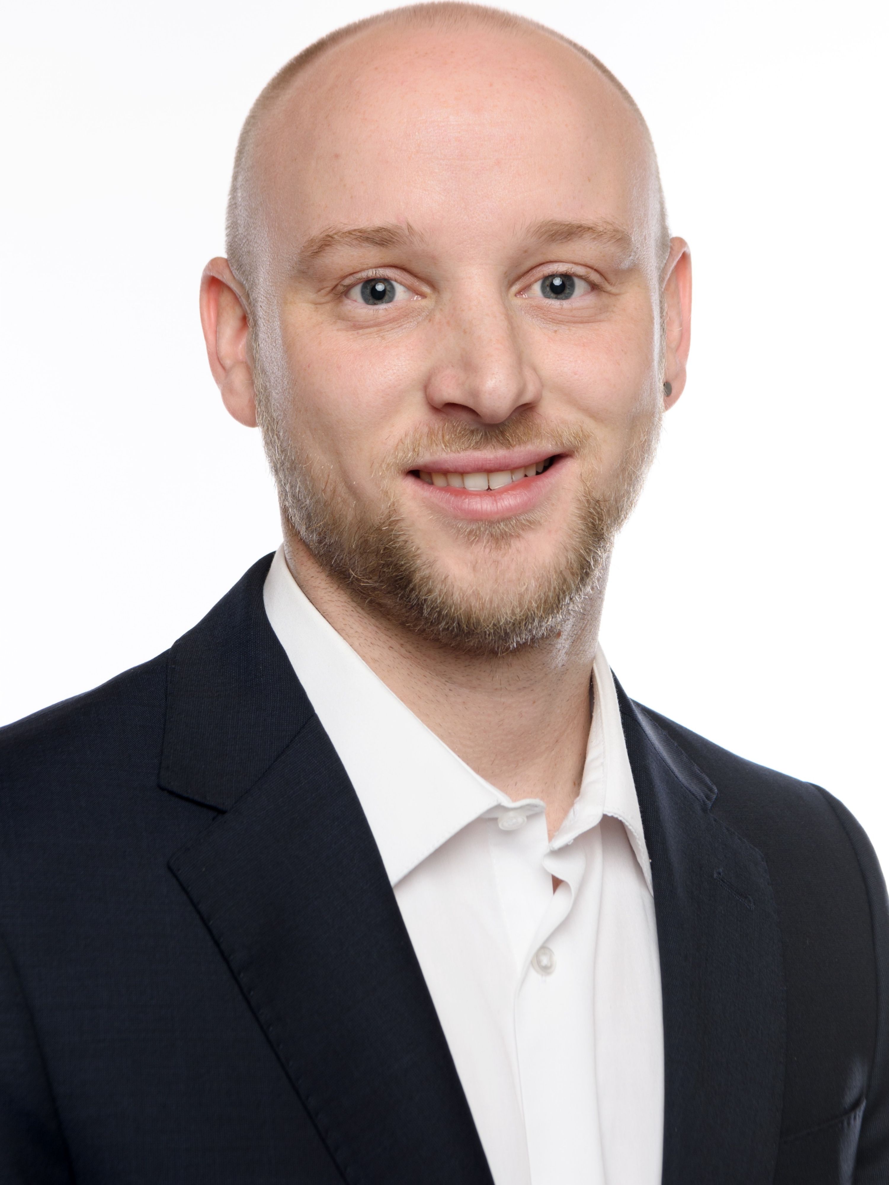 Nella primavera del 2024, Roman Ambord avvia il suo stage presso l'Associazione europea di libero scambio a Ginevra, ottenendo preziosi approfondimenti sulla diplomazia commerciale. Nonostante la nervosità iniziale, partecipa alle negoziazioni e stabilisce contatti internazionali.