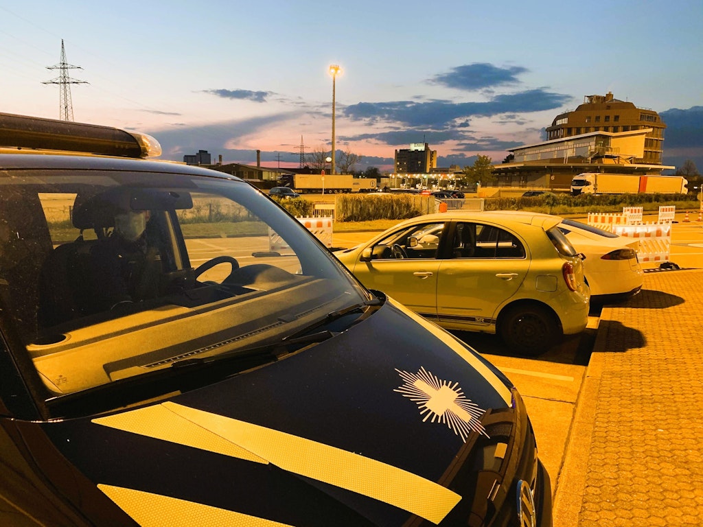 Atmosfera serale a BWA: l’edificio doganale principale, con il padiglione doganale in primo piano, visto dal complesso destinato al traffico turistico