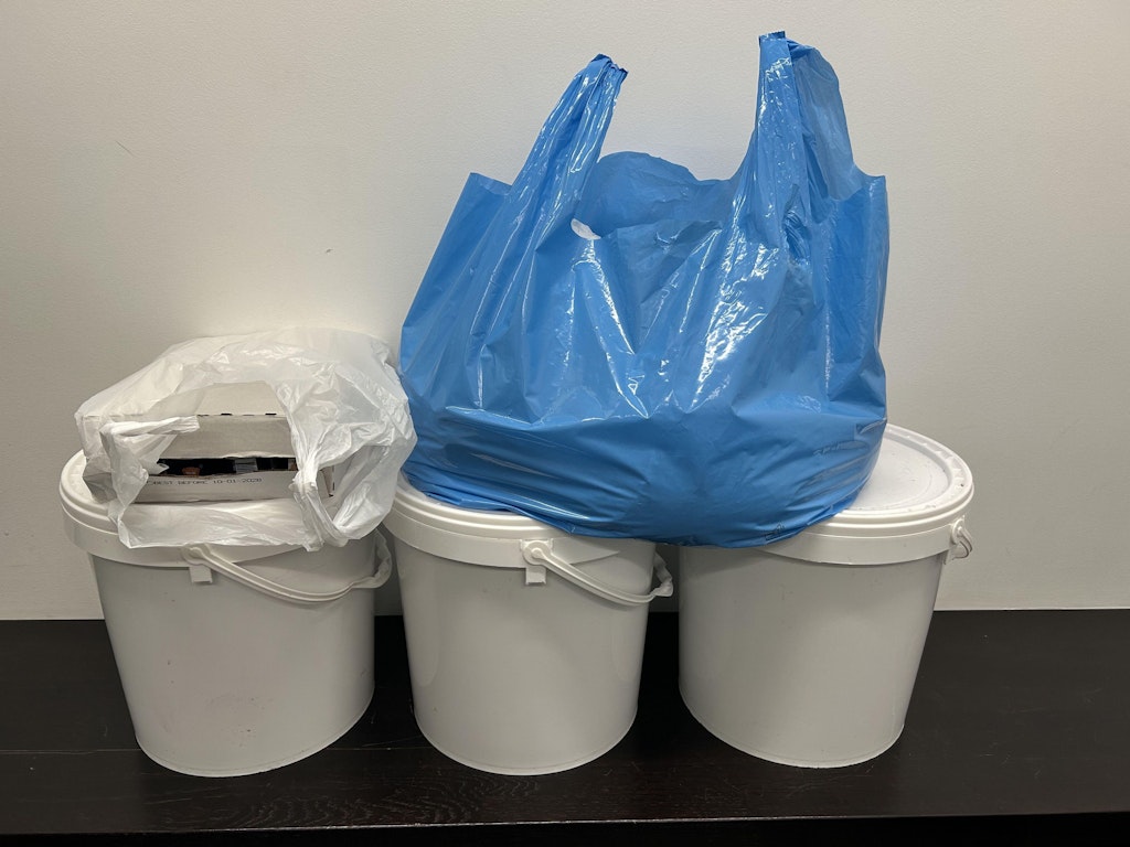 In secchi e sacchetti di plastica sono stati trovati 20,8 chili di carne fresca e 64,5 chili di budello. La merce non era stata dichiarata correttamente.