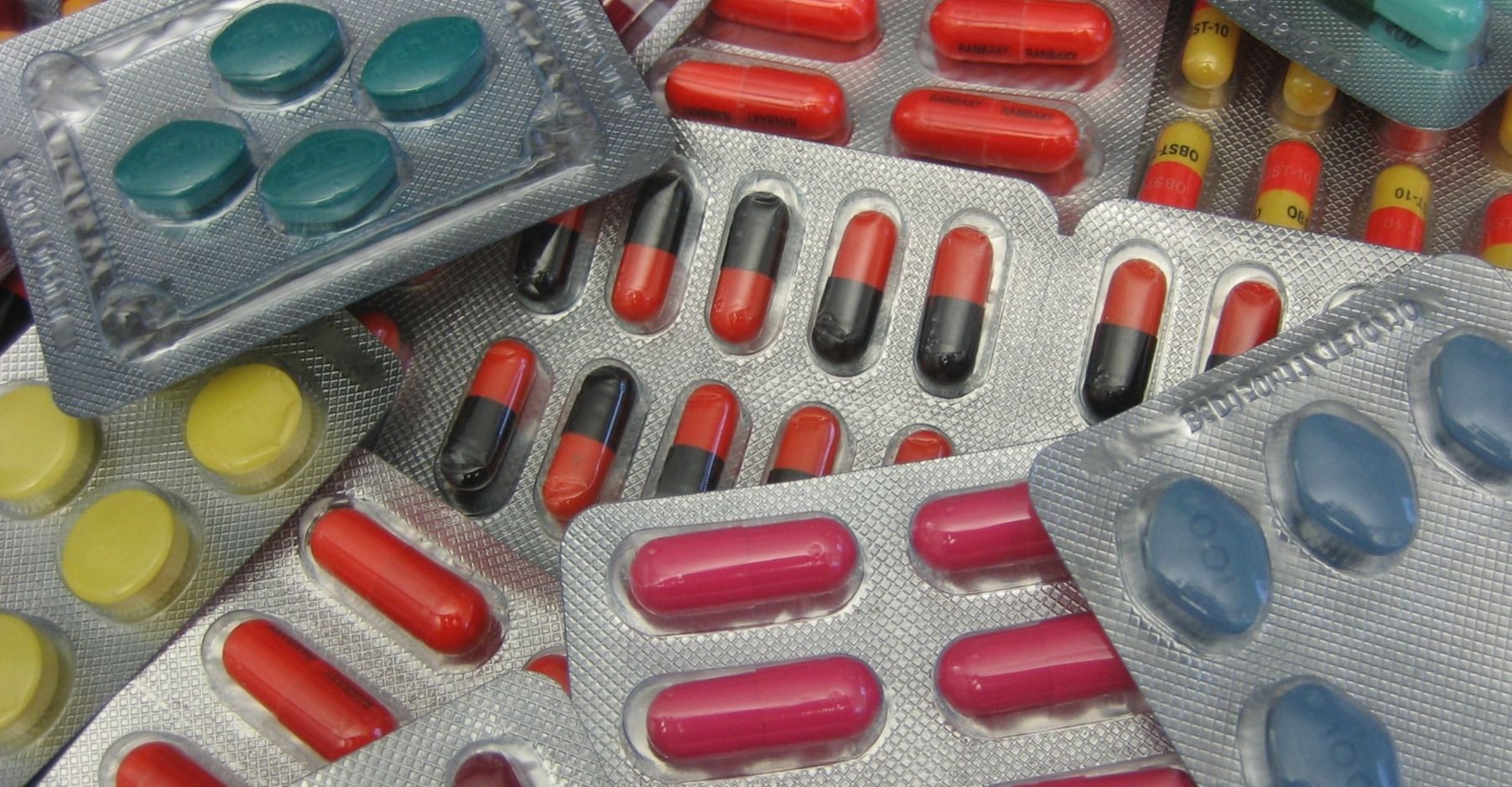 Diverse confezioni blister con compresse e capsule di vari colori.  