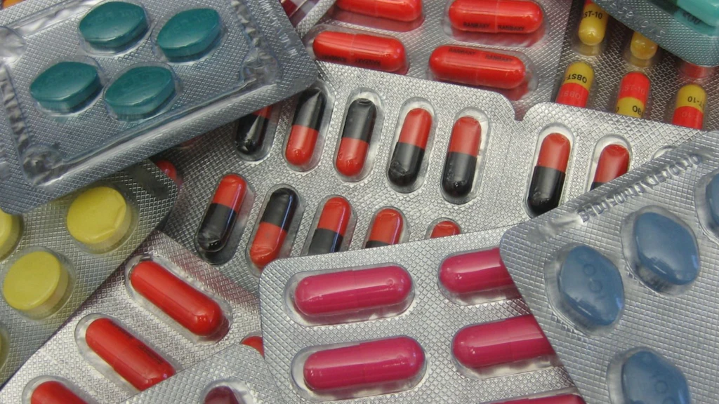 Diverse confezioni blister con compresse e capsule di vari colori.  