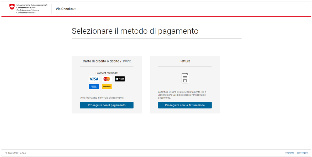 Una pagina web mostra opzioni per scegliere il metodo di pagamento. A sinistra, carta di credito o debito e Twint, a destra, l'opzione fattura. 