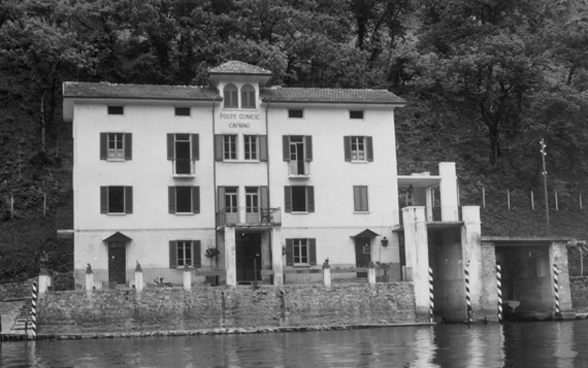 La facciata del Museo delle Dogane di Cantine di Gandria emana un'eleganza senza tempo con i suoi dettagli storici e la sua affascinante architettura. In bianco e nero, l'immagine della facciata crea un'atmosfera nostalgica che trasporta i visitatori indietro nel tempo.
