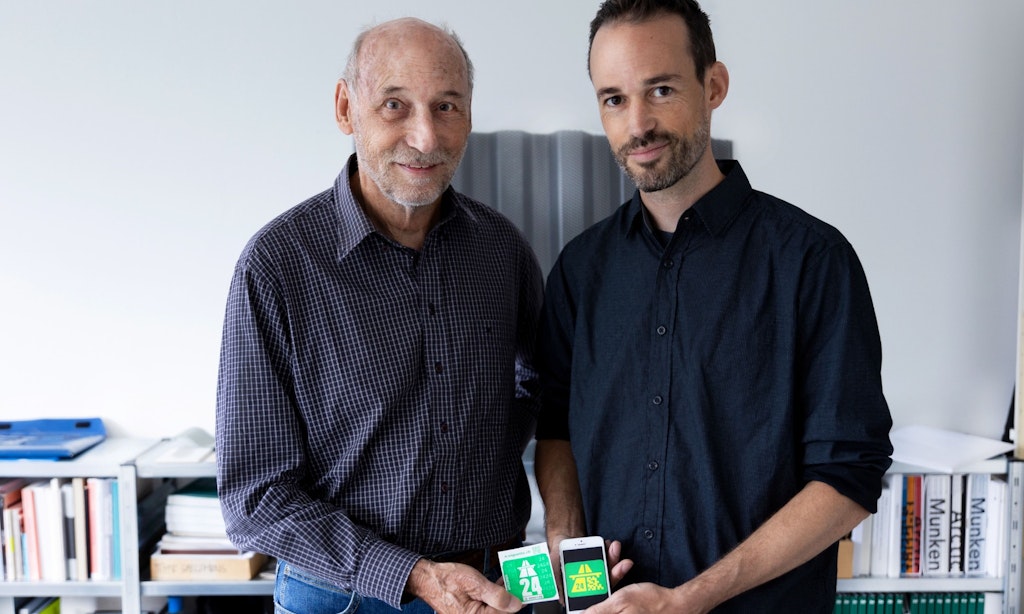 Roland Hirter con il contrassegno adesivo 2024 e suo figlio Thomas con il contrassegno elettronico 2024. Entrambi i formati saranno disponibili dal 1° dicembre 2023.